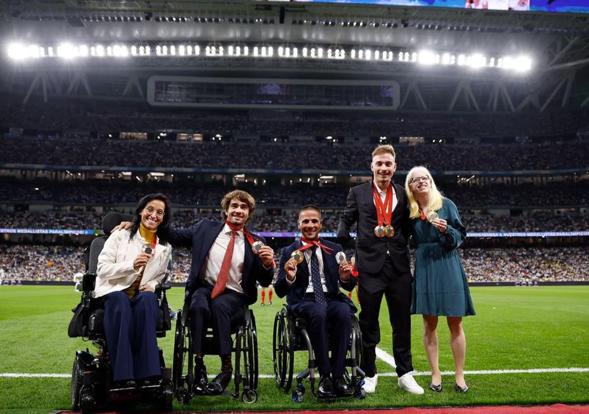 Imagen principal - El Real Madrid homenajea al medallista paralímpico donostiarra Iñigo Llopis en el Santiago Bernabéu