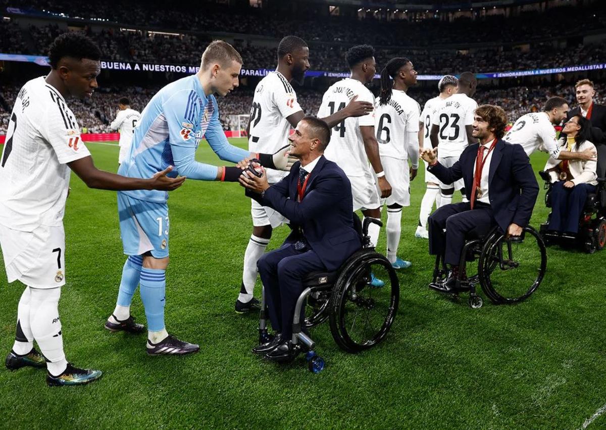 Imagen secundaria 1 - El Real Madrid homenajea al medallista paralímpico donostiarra Iñigo Llopis en el Santiago Bernabéu