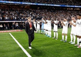 Los jugadores del Real Madrid aplauden al nadador donostiarra Iñigo Llopis, en el homenaje antes del encuentro ante el Villarreal.