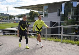 El entrenador de la Real Sociedad, Imanol Alguacil, junto a Martín Zubimendi tras la sesión de entrenamiento de este sábado en Zubieta.