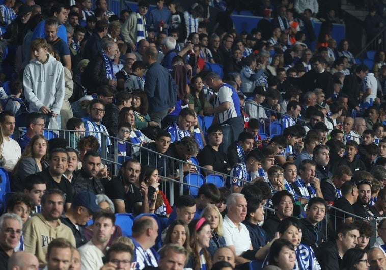 El bonito gesto de los jugadores de la Real Sociedad con la Grada Familiar a la que los ultras belgas lanzaron objetos