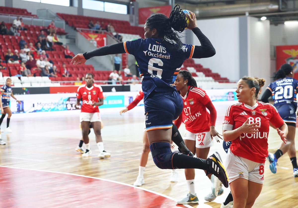 Melinda Louis salta para lanzar a portería hoy en Lisboa.