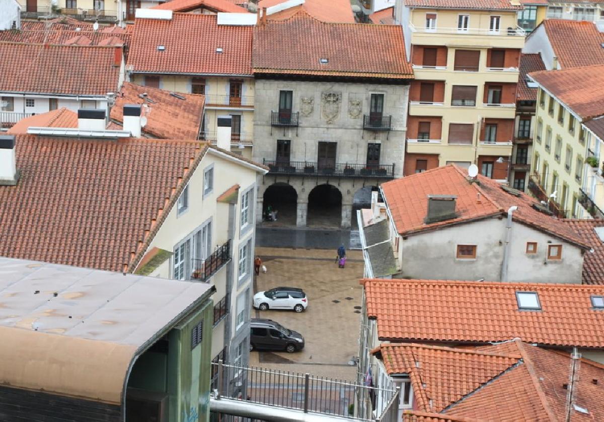 Vista parcial del centro urbano de Deba, donde se concentra la actividad comercial de la villa.