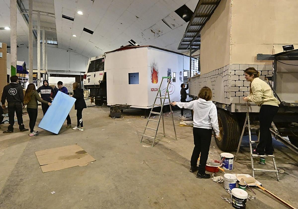 Actividad en el pabellón de Bellota en los días previos a los carnavales de este año.