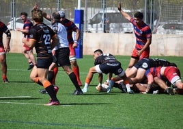 Lucas Martín se dispone a pasar ayer el oval a un compañero.