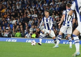 Zubimendi conduce el balón en el choque ante el Atlético de Madrid.