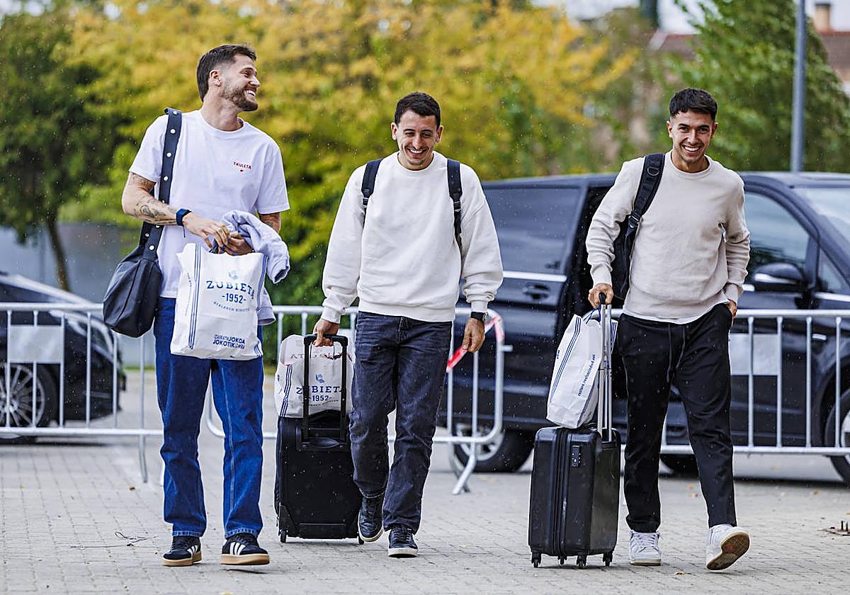 Remiro, Oyarzabal y Zubimendi llegan este lunes a Las Rozas con las ya habituales bolsas de la Real Sociedad