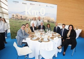 Los integrantes de la mesa presidencial de la comida inaugural posan antes de comenzar el convite.