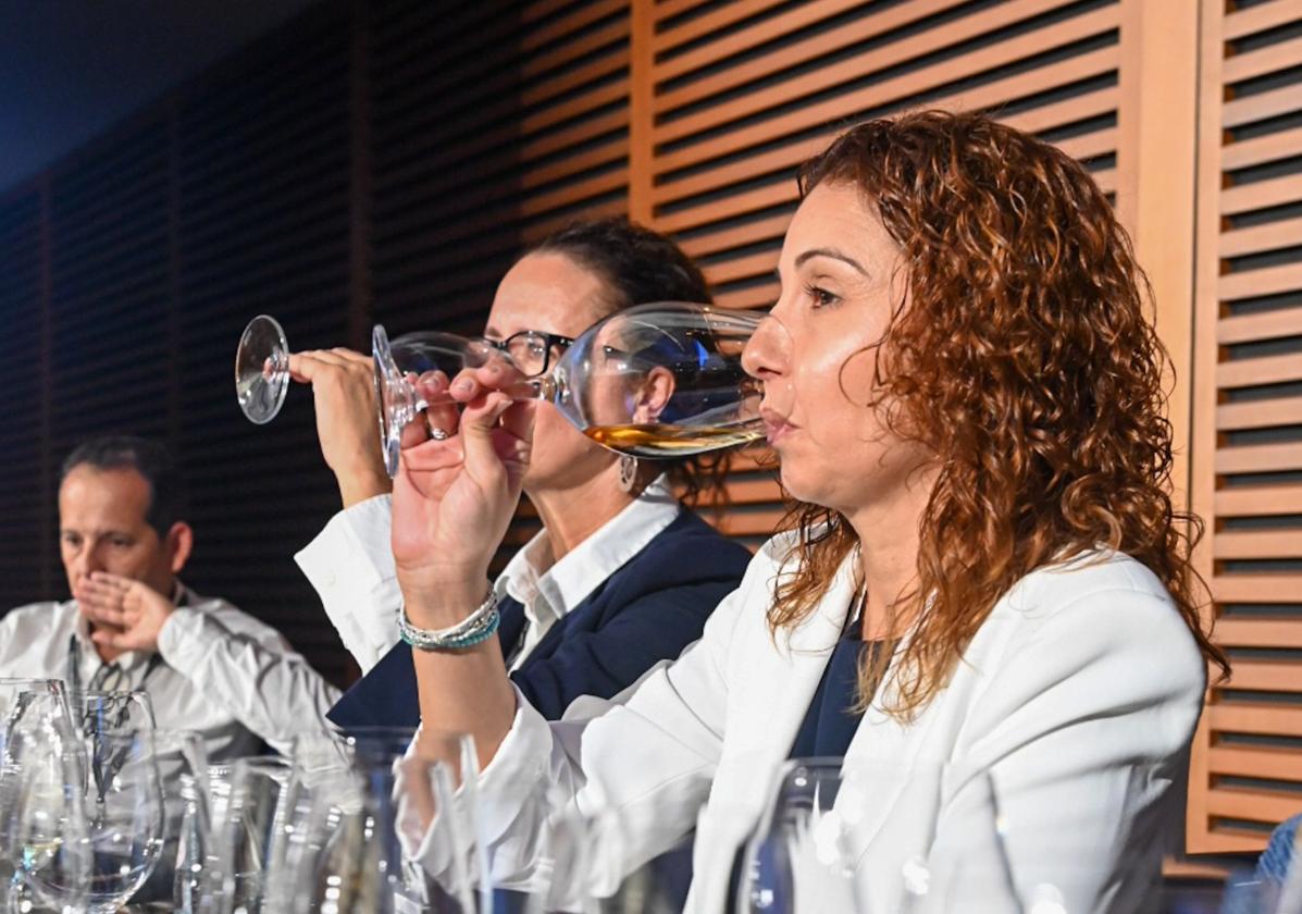 Los vinos de Tenerife gustarony sorprendieron en Donostia. Mariano García y Víctor Fernándezguiaron la cata de Bodegas Mauro.