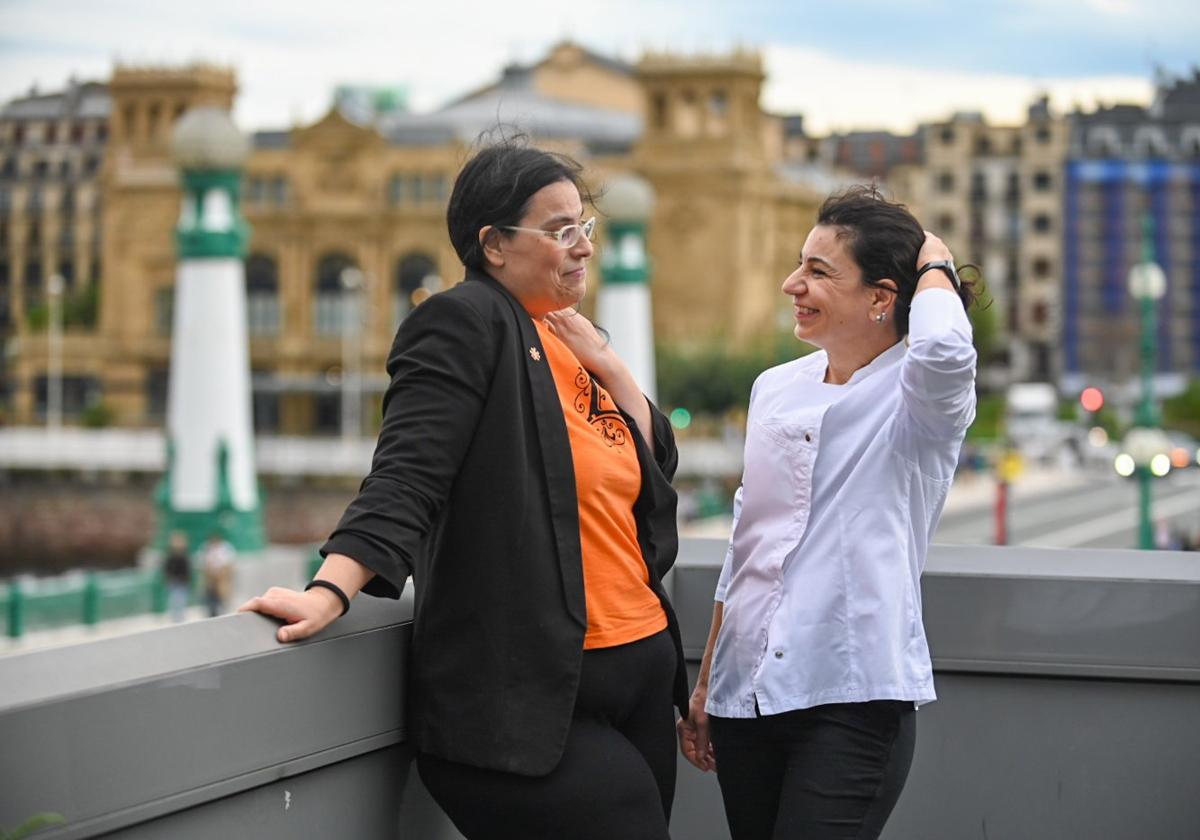 Irene López y Eva López posan en la terraza de Muka antes de comenzar su exposición.