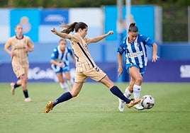 Patri Ojeda trata de robar el esférico a una jugadora del Espanyol ayer en Barcelona.