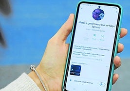 Una mujer observa en un teléfono móvil uno de los chats denunciados el otoño pasado en Gipuzkoa.