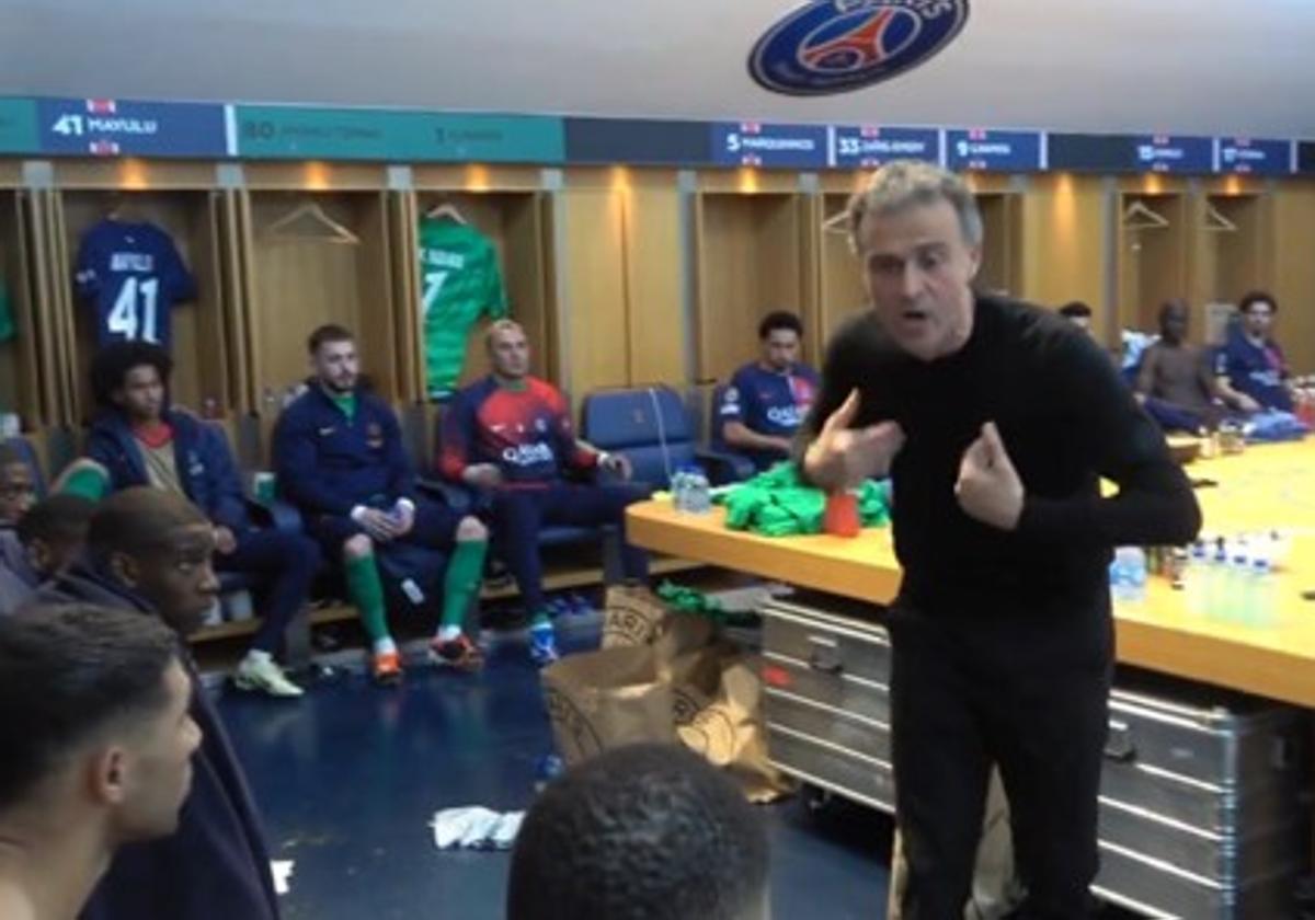 Luis Enrique, en su charla a sus jugadores en el descanso del partido de ida contra la Real en París