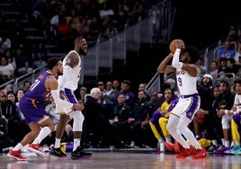 Lebron James bloquea a Jones para facilitar el lanzamiento de tres de su hijo Bronny