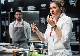La cocinera Maca de Castro en acción, a punto de deleitar a los invitados.