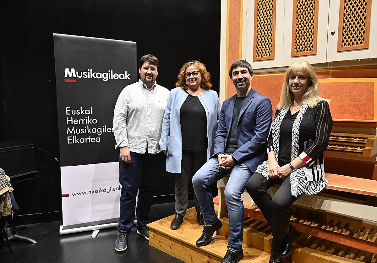 Jagoba Astiazaran, Agurtzane Garay, Isaac Palencia y Miren Iñarga durante la presentación del XV Ciclo Musikagileak.