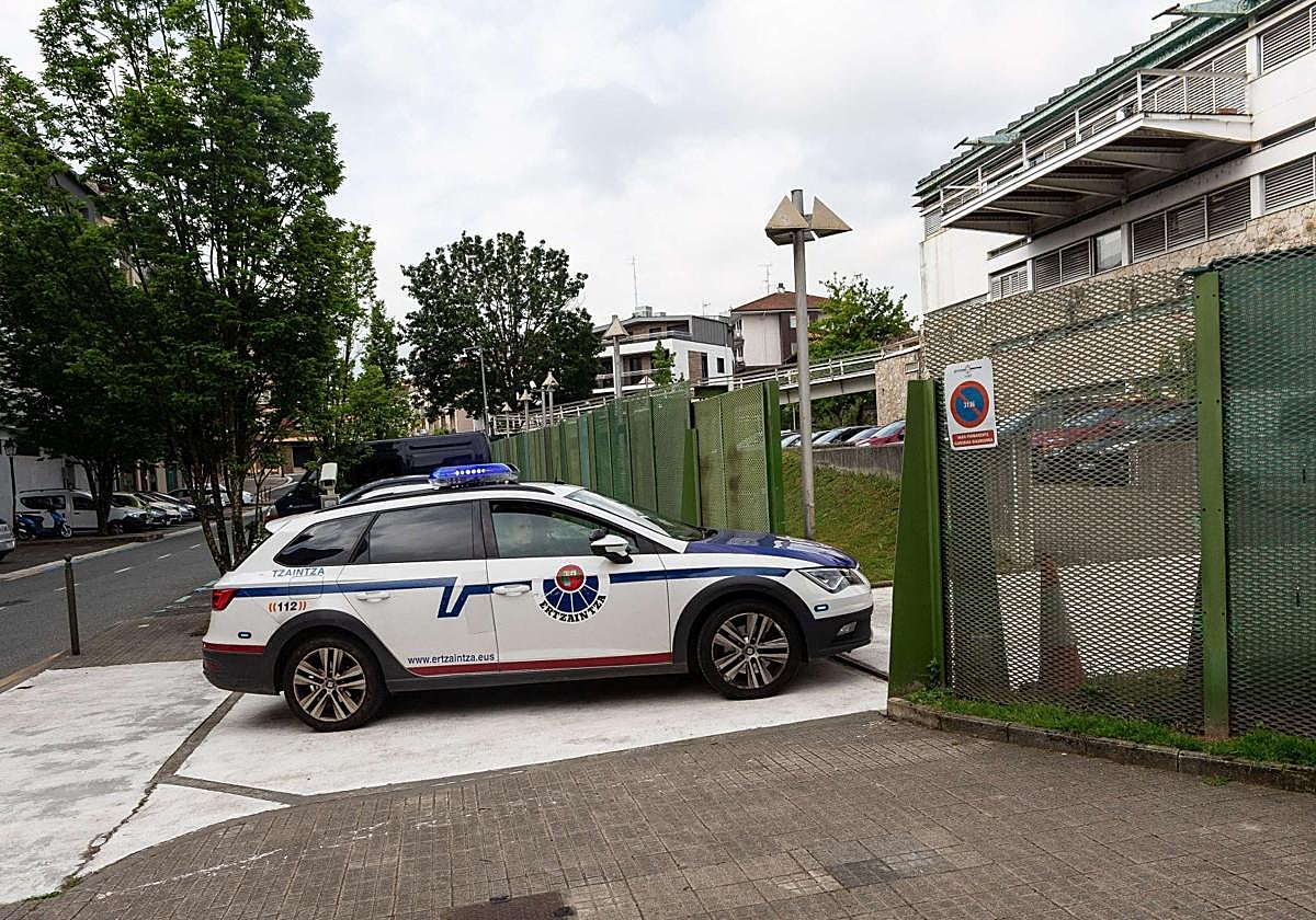 Un vehículo de la Ertzaintza entra en la comisaría de Irun.