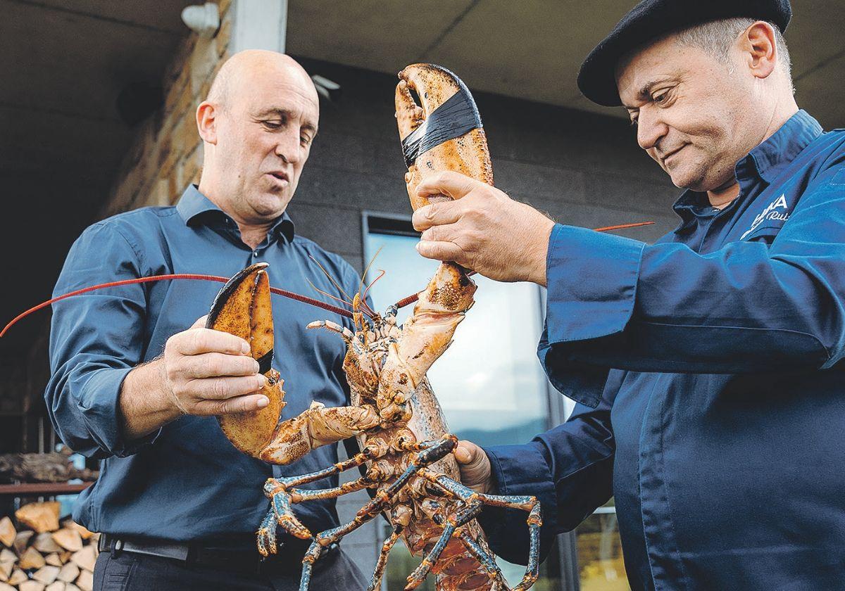 Aitor Arregi de Elkano le entrega a Roberto Ruiz un bogavante de tres kilos en su visita a Hika.