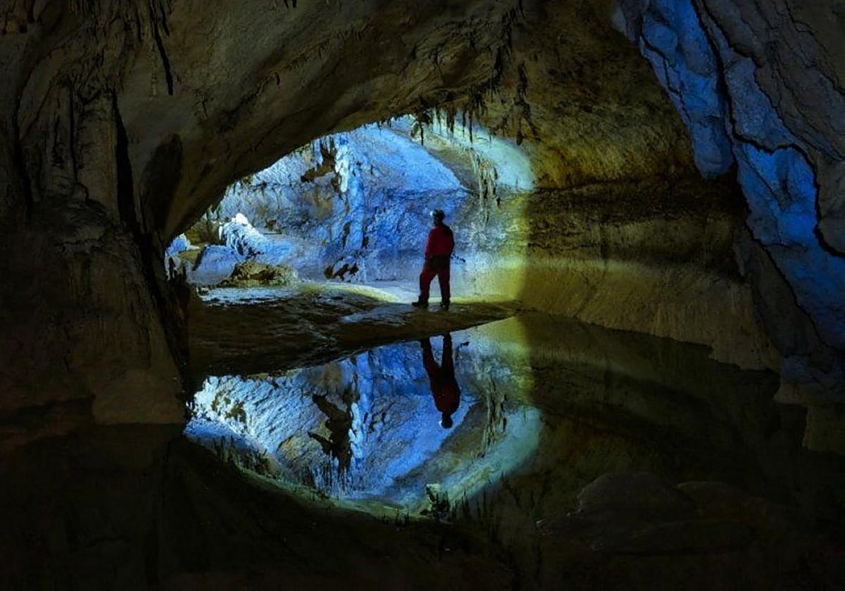 La visita a la cueva de Sarastarri hará que los montañeros incluyan una linterna en su mochila.