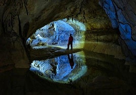 La visita a la cueva de Sarastarri hará que los montañeros incluyan una linterna en su mochila.