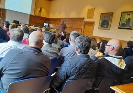 Visitantes llegados desde Portugal a la localidad en la reunión mantenida con los responsables municipales en el Ayuntamiento.