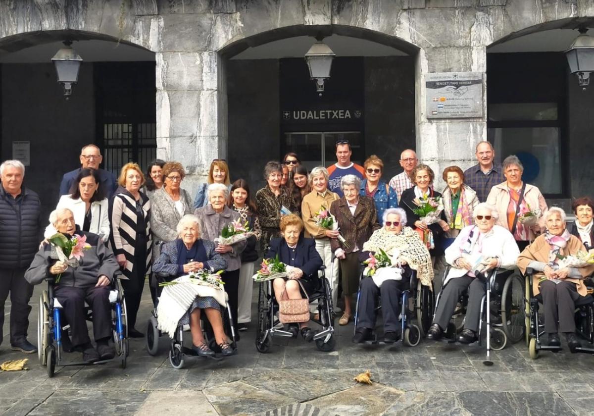 Las personas mayores que recibieron el homenaje el domingo.