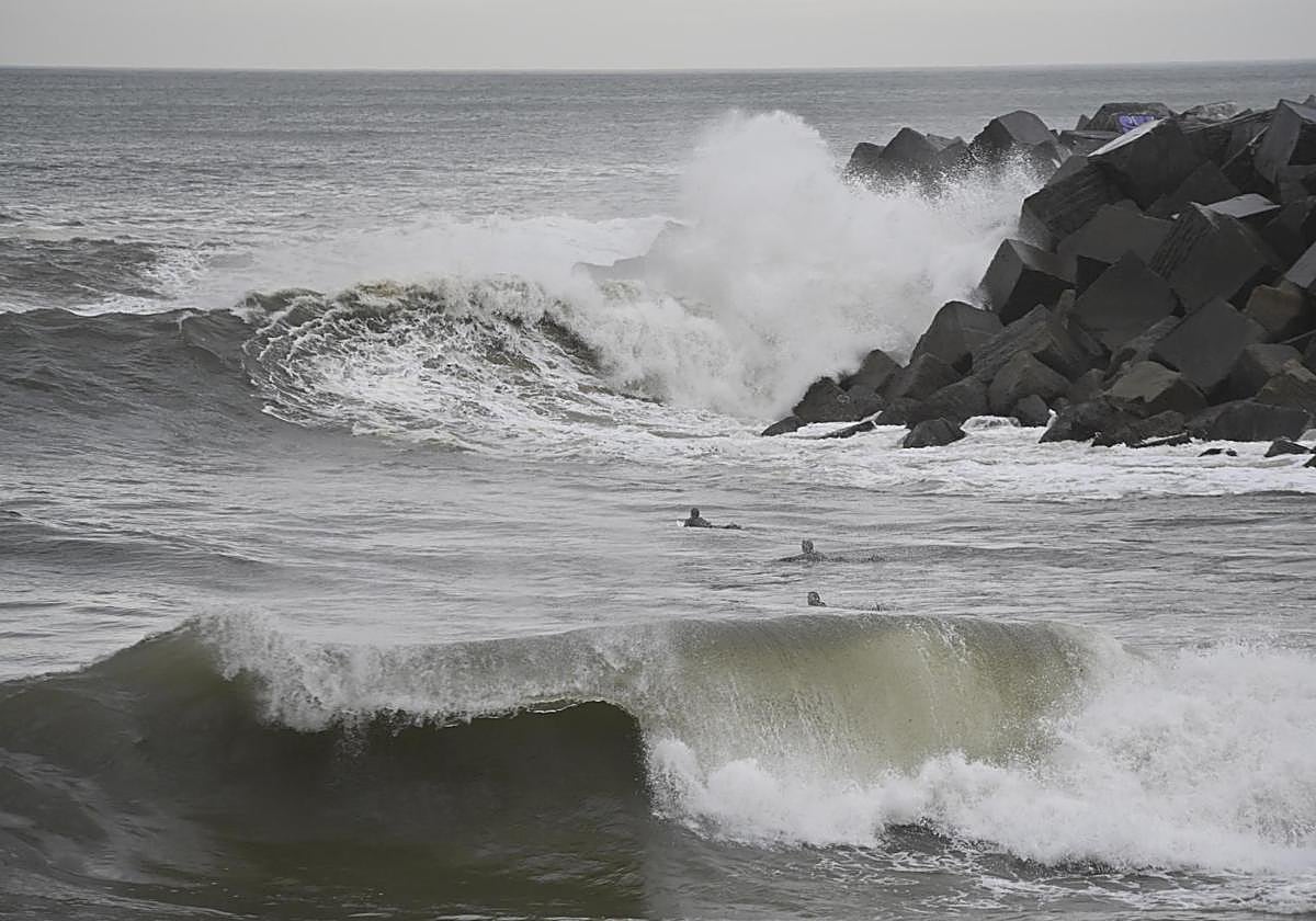 Surfistas en la desembocadura de Urumea.