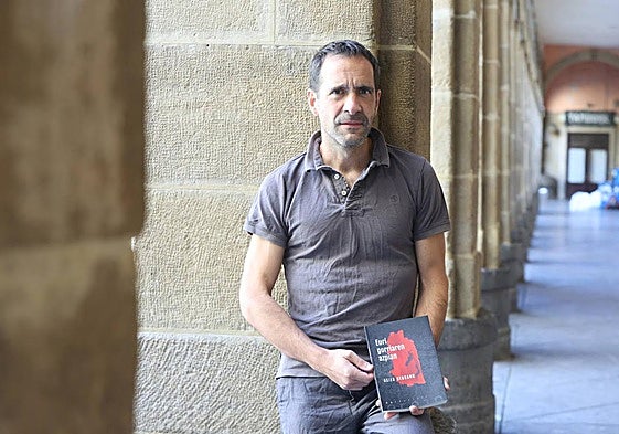 Asier Serranok aspaldian «emandako hitza» bete eta trilogia osatu du 'Euri gorriaren azpian' lanarekin.