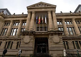 Fachada principal de la Audiencia Provincial de Gipuzkoa, que acogió el juicio en septiembre.