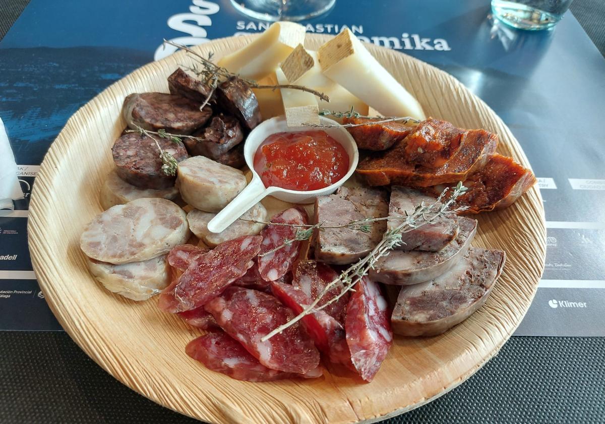 Imagen principal - Surtido de embutidos, calabaza con hummus y cabrito.
