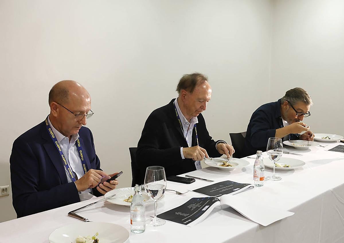 Imagen secundaria 1 - Merluza, el jurado degusta las creaciones y tarta de zanahoria,