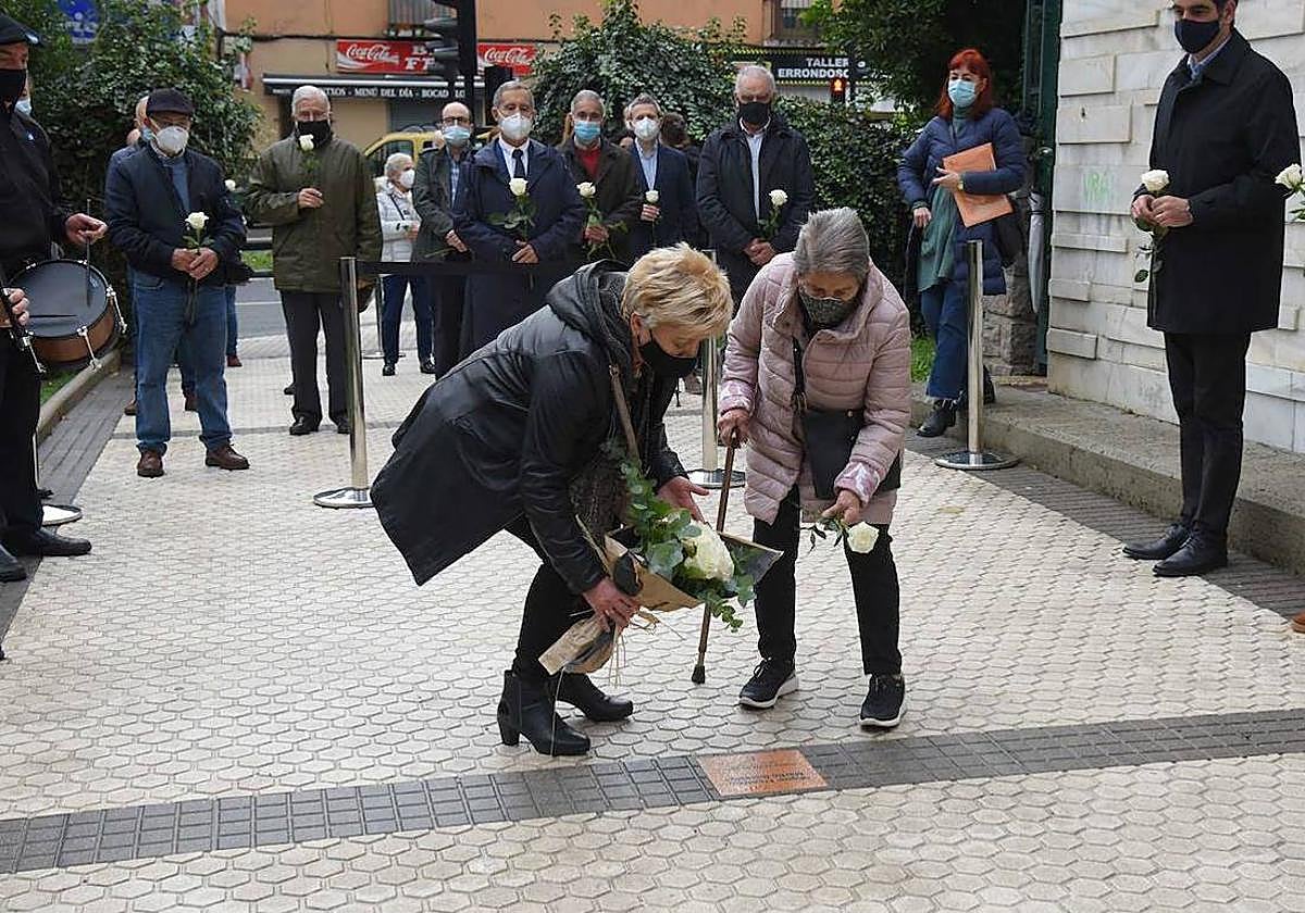 Caty Romero deposita un ramo de flores ante la placa en el homenaje realizado en noviembre de 2020 a Miguel Francisco Martín, asesinado por ETA.