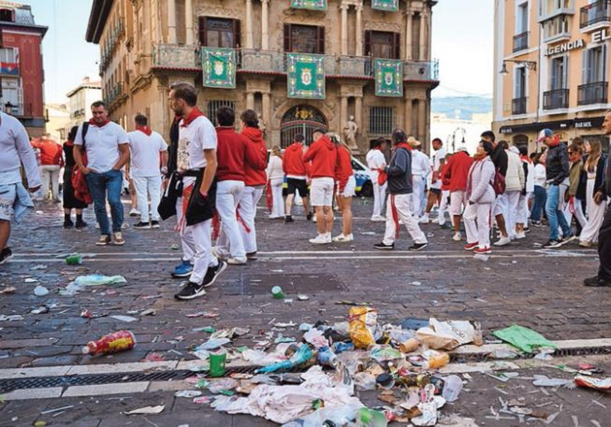 Recogida de basura en la plaza del Ayuntamiento la mañana del 7 de julio de este 2024.