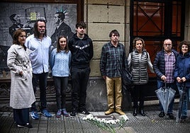 Familiares y allegados de David Salvador posan junto a la placa en su memoria.
