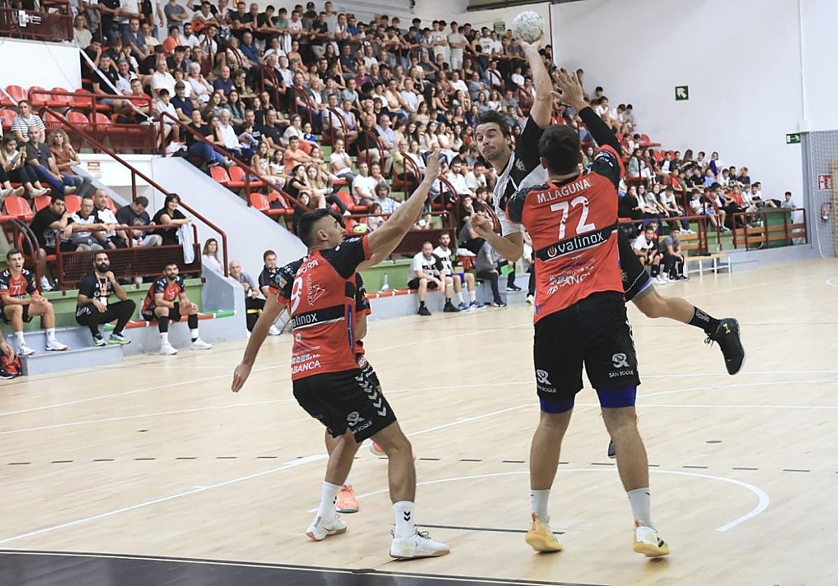 Alberto Agirrezabalaga en uno de sus típicos lanzamientos, en esta ocasión frente a la defensa del Valinox Novás.