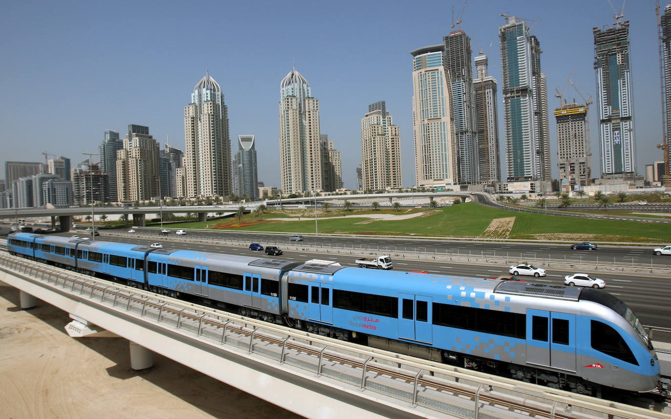 Metro de Dubai, circulando por una zona exterior.