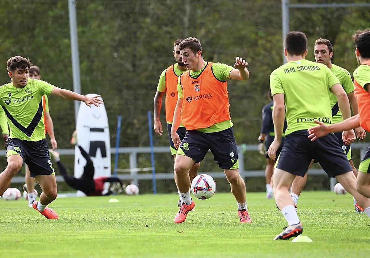 Balda controla el balón con la oposición de varios jugadores, entre ellos Marín, en la práctica de este miércoles en Zubieta