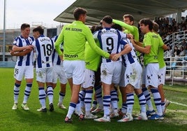 Los jugadores del Sanse celebran uno de sus tres goles ante Osasunas Promesas en Zubieta el pasado fin de semana