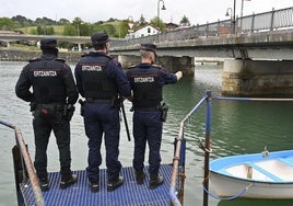 Tres agentes de la Ertzaintza en Orio.