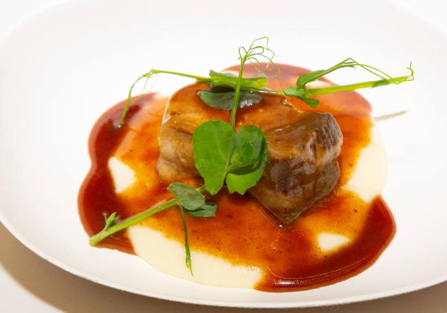 Esturión con puré de tubérculos, salsa de cuello de chivo y germinado de guisante