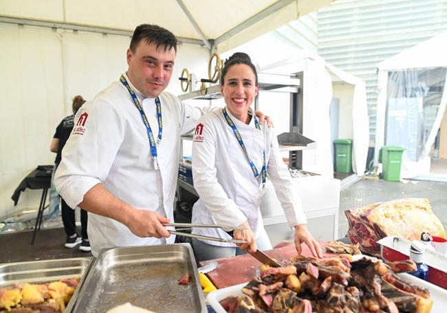 El equipo de El Alfoz de Burgos, con Vanesa al mando, prepara la carne.