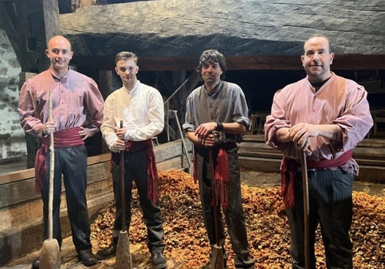 qCuatro jóvenes de la zona fueron los encargados de poner en funcionamiento el majestuoso lagar de Igartubeiti.