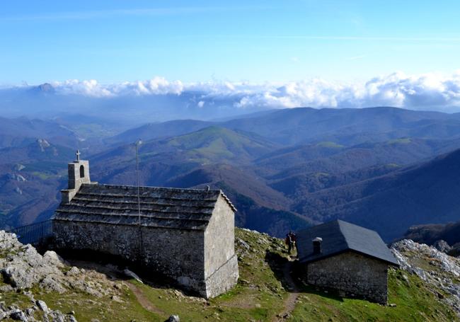 A la ermita de Santa Cruz o Santo Cristo de Aizkorri de Zegama, la más elevada de Gipuzkoa, ascendían quienes padecían dolores de cabeza o reumas.