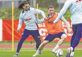 Sergio Gómez protege un balón ante el acoso de Cucurella.