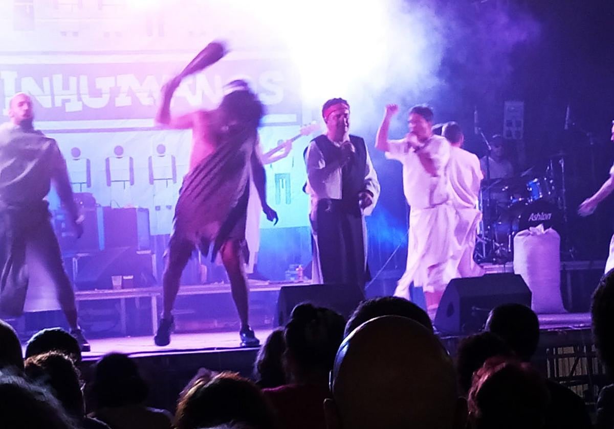 El grupo Los Inhumanos, durante su actuación en las fiestas del barrio Berazubi.