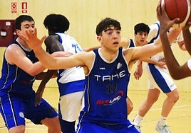 Una imagen disputada por el equipo tolosarra en Usabal durante la pasada temporada.