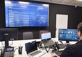 Pantallas de un centro de ciberseguridad.