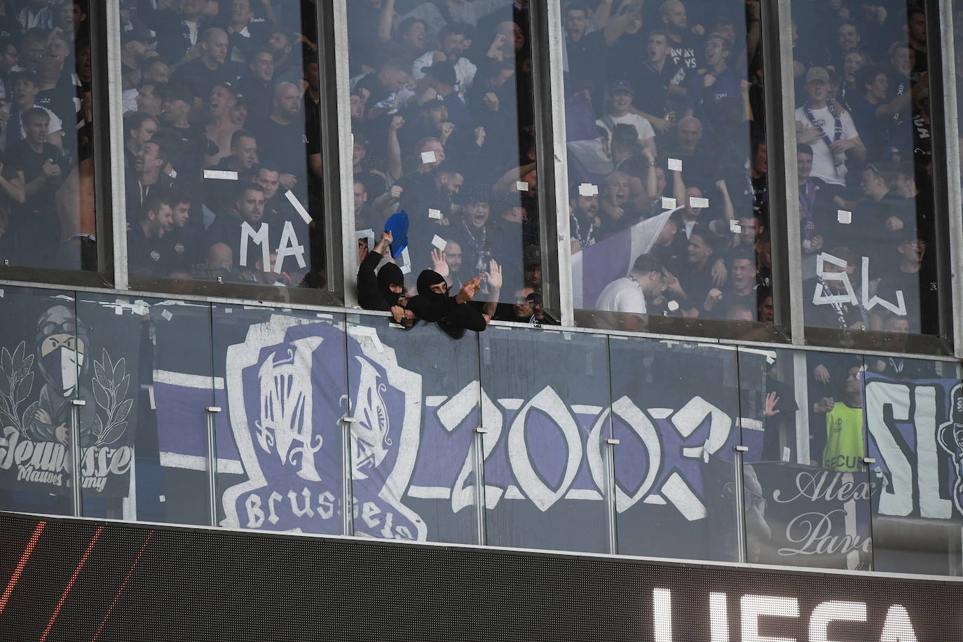 Los ultras del Anderlecht que lanzaron asientos a la zona inferior de Anoeta.