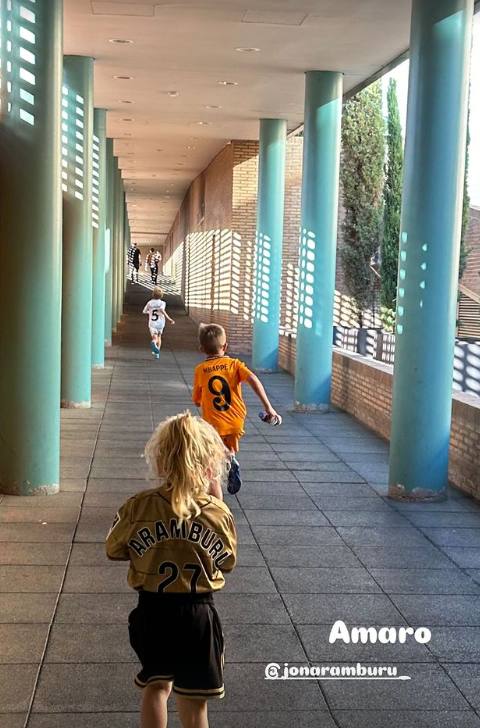 Imagen de Amaro con la camiseta de Jon Mikel Aramburu.