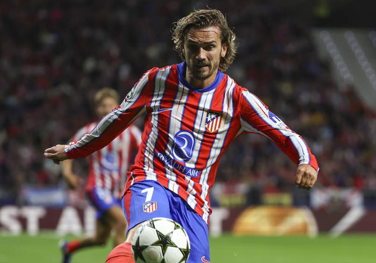 El buen rollo de Griezmann con un jugador de la Real Sociedad: abrazo de colegas y un pequeño fan con su camiseta